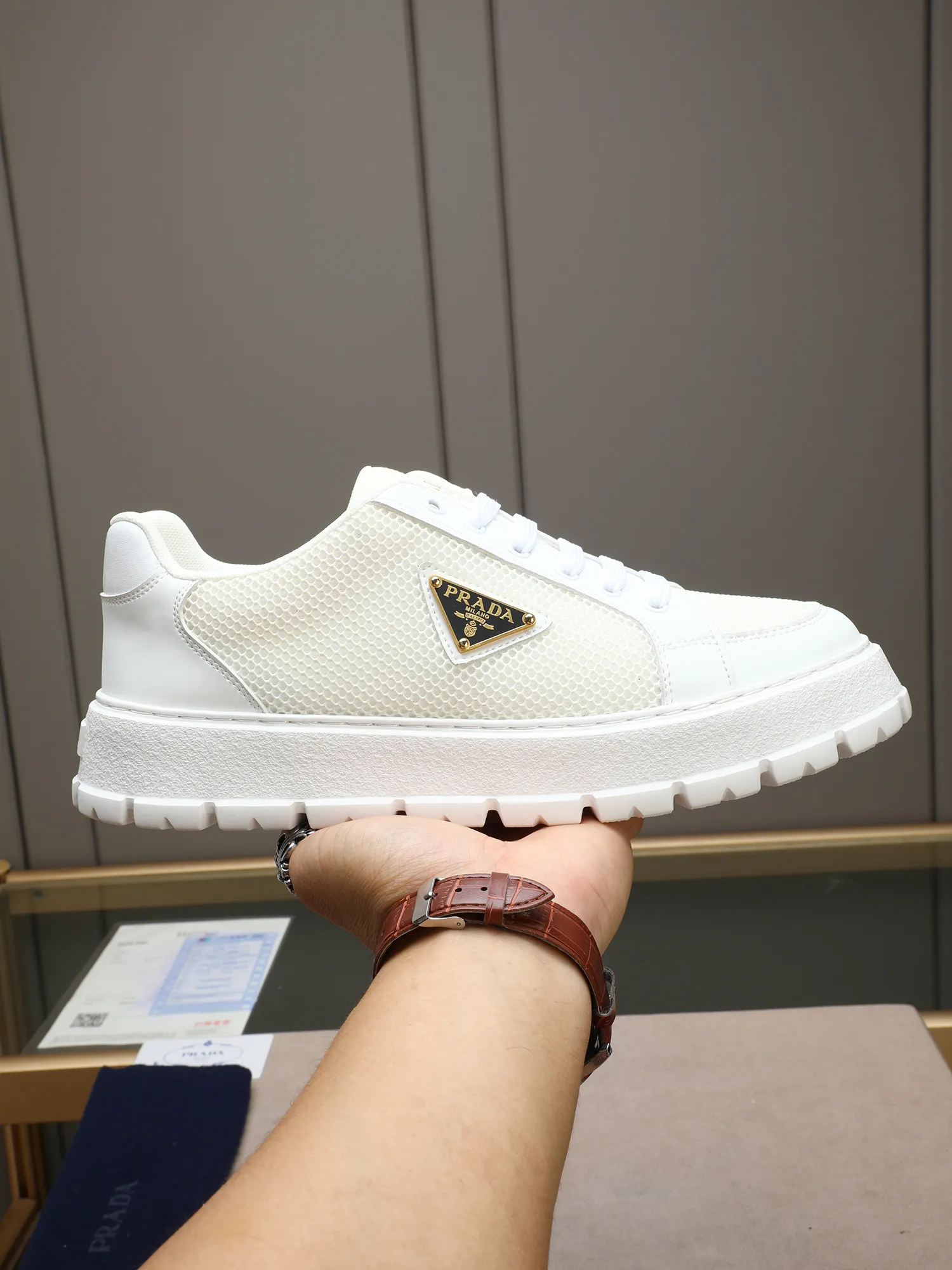 Men's Men's Shoes 💰440 Prada/Prada Men's new casual shoes, this sports shoe is made of imported calfskin upper with breathable mesh and breathable mesh lining. The foot pads are made of sheepskin, and the outsole is made of non-slip sports exclusive rubber outsole with logo. It feels good on the feet and is a fashionable item! Size: 38-44 (45 customized)